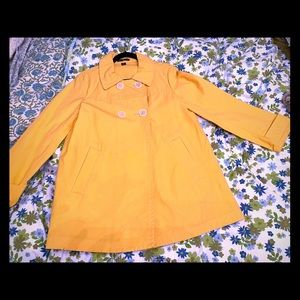 Beautiful yellow GAP trench coat (medium)